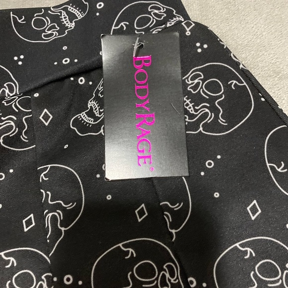 Black/White Skull Skirt NWT - Picture 2 of 4